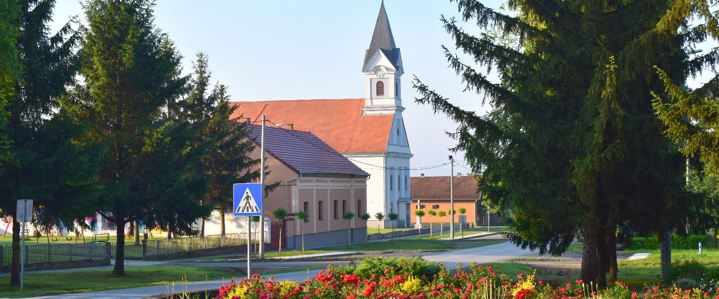 Centar Ilače i crkva