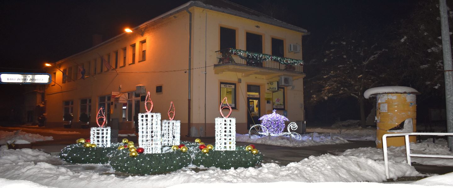 Zgrada Općine navečer za vrijeme Adventa, Tovarnik